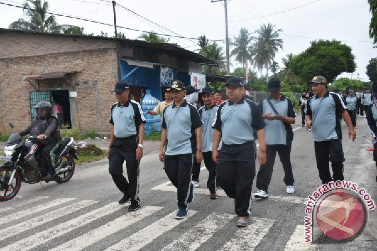 Oki Doni Lepas Gerak Jalan Sehat