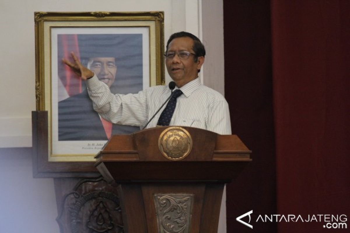 Mahfud Ajak Mahasiswa UNS Berani Bermimpi