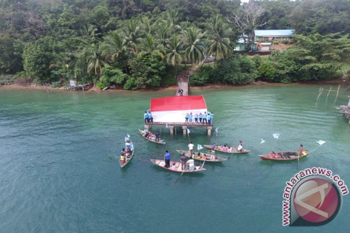 Bendera Tujuh Meter Terbentang di Pemukiman Suku Laut