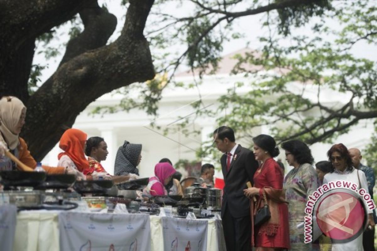 Sumringah, Jokowi Cicipi Makanan Para Jawara LMIN 2017