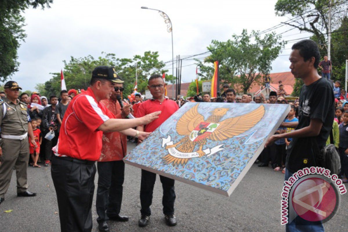 Dua Seniman Sumbar "Rekam" Kemeriahan Pawai HUT RI di Kanvas