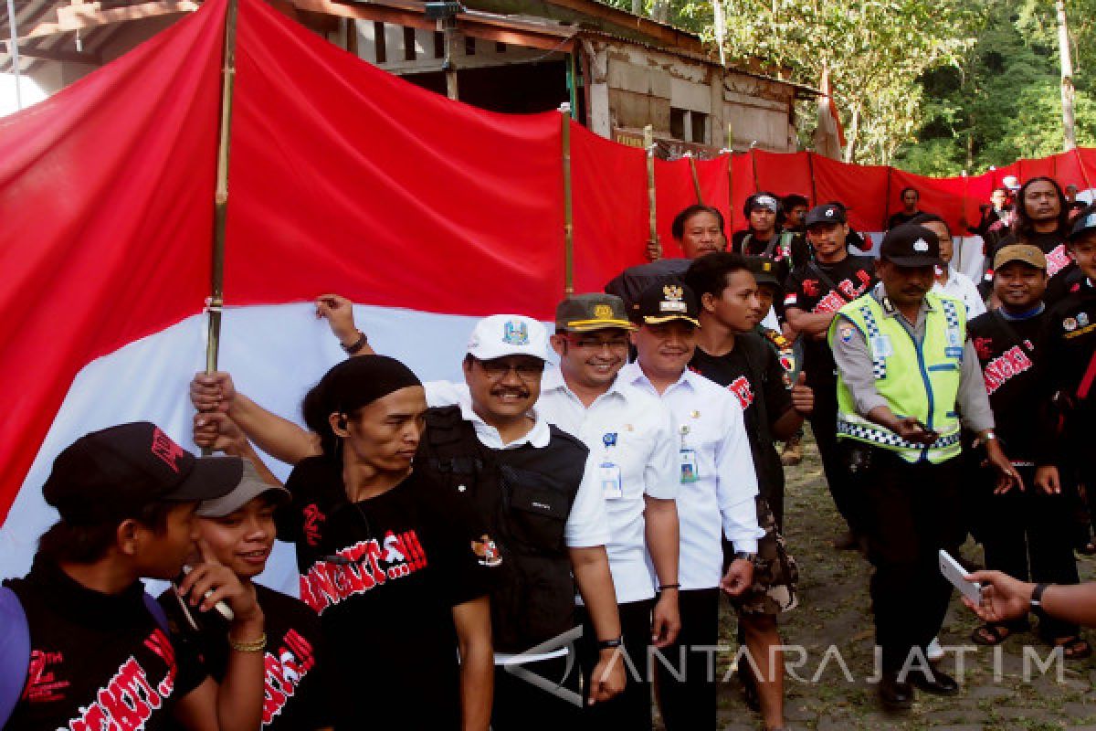 Mengusung Sabuk Merah Putih di Jalur Pendakian Tretes (Video)