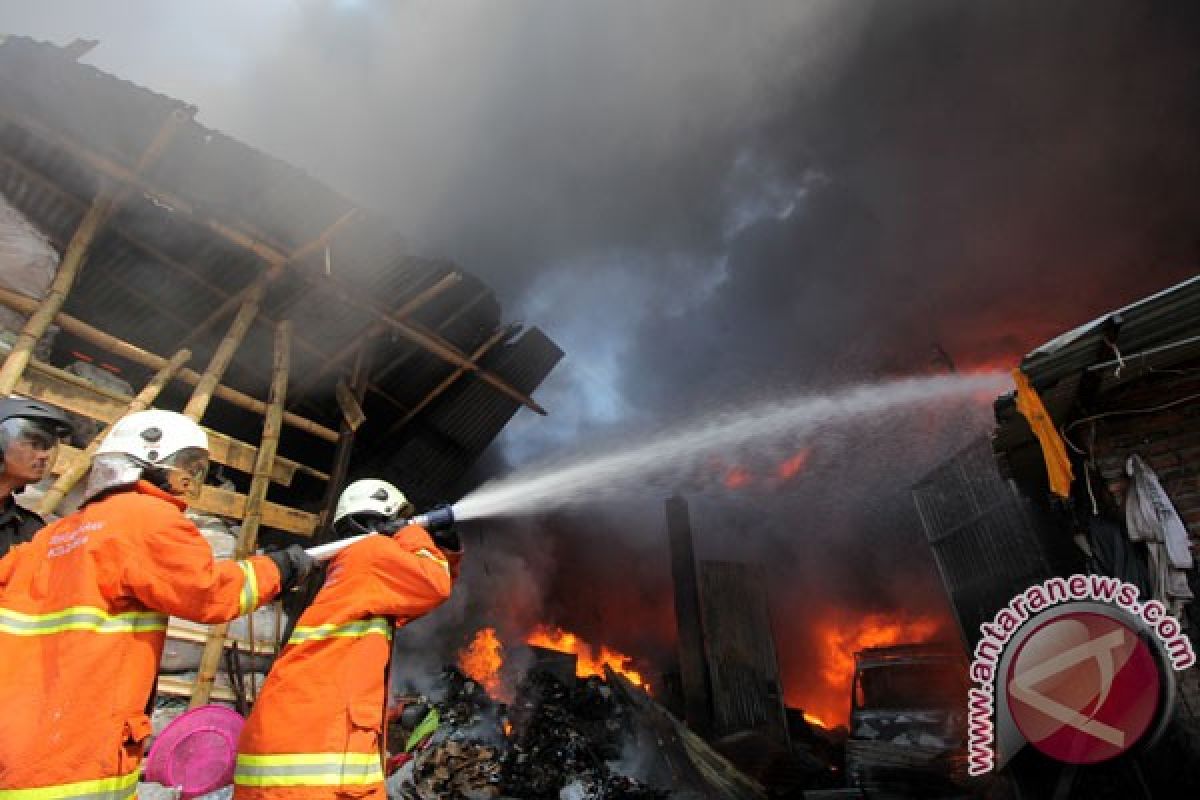 Gudang plastik Buduran Sidoarjo terbakar