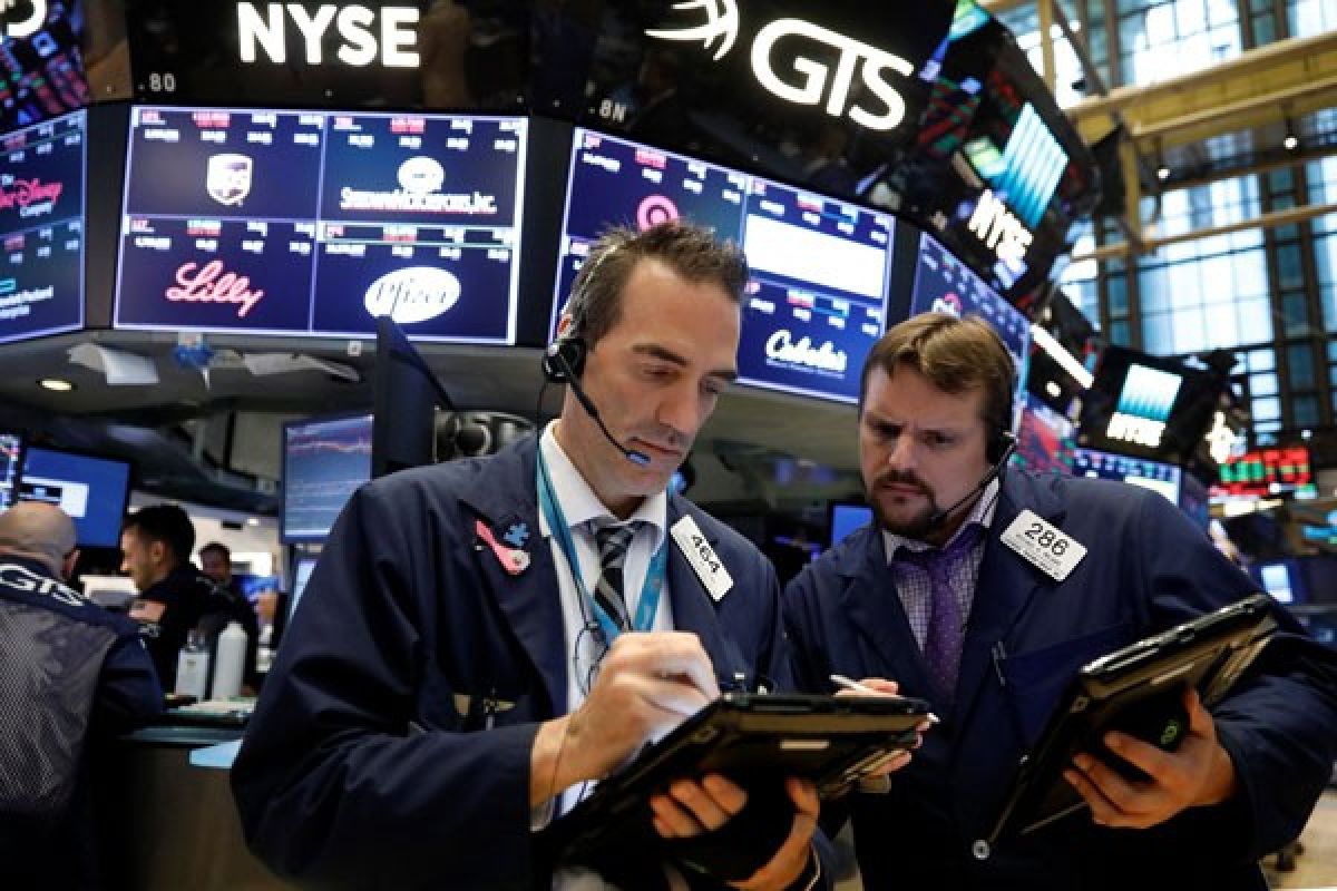 Di akhir pekan, saham-saham di Wall Street ditutup bervariasi