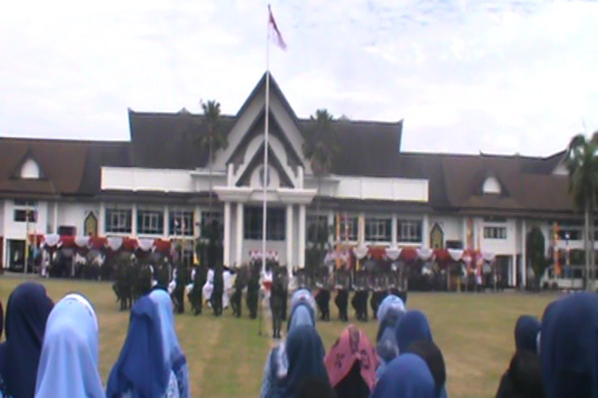 Warga Antusias Saksikan Upacara Bendera HUT RI       