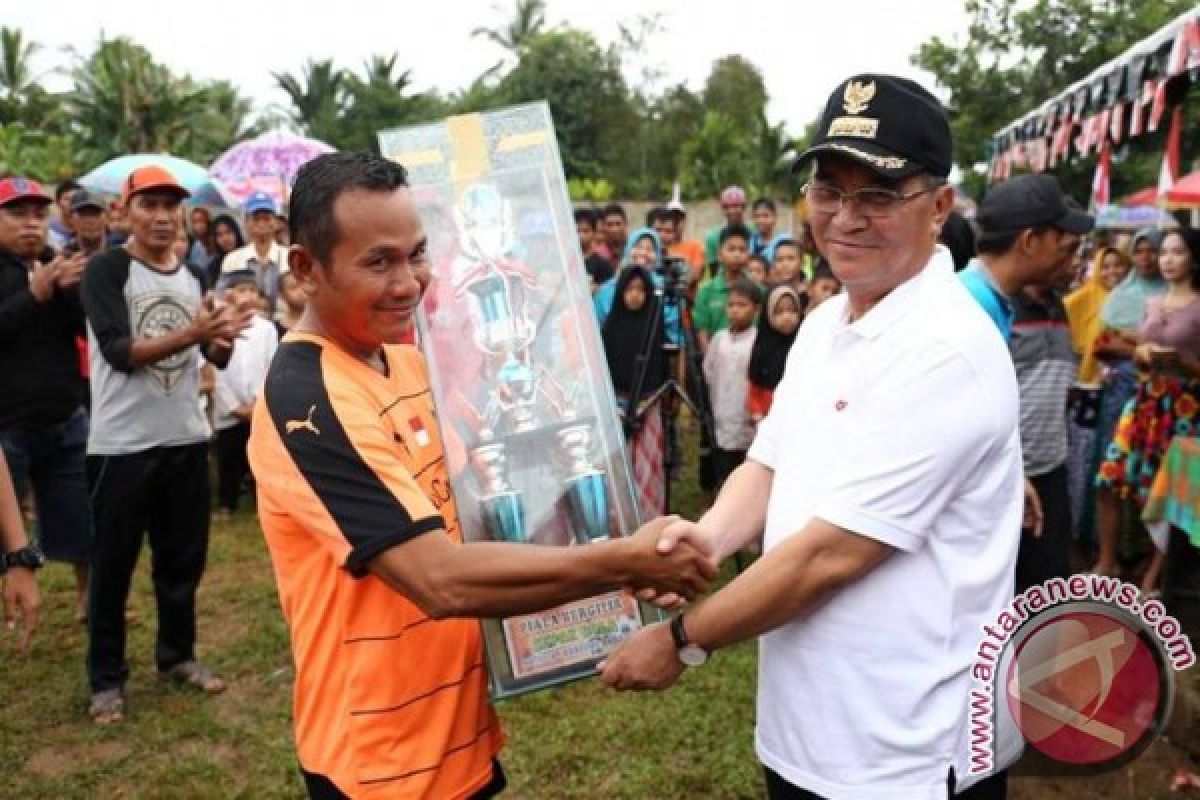 Bupati HSS Tutup Turnamen Sepak Bola Antar RT