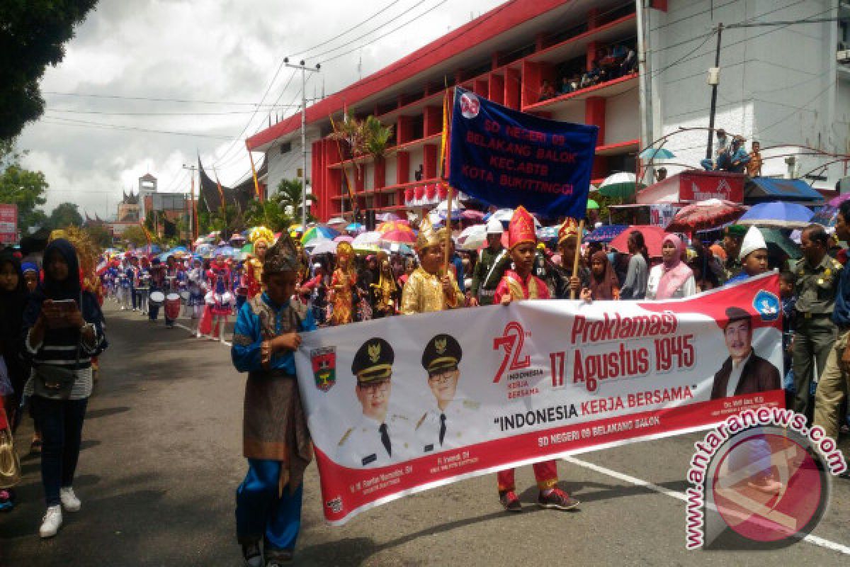 Ribuan Warga Bukittinggi Tumpah Ruah Ikut Pawai Alegoris