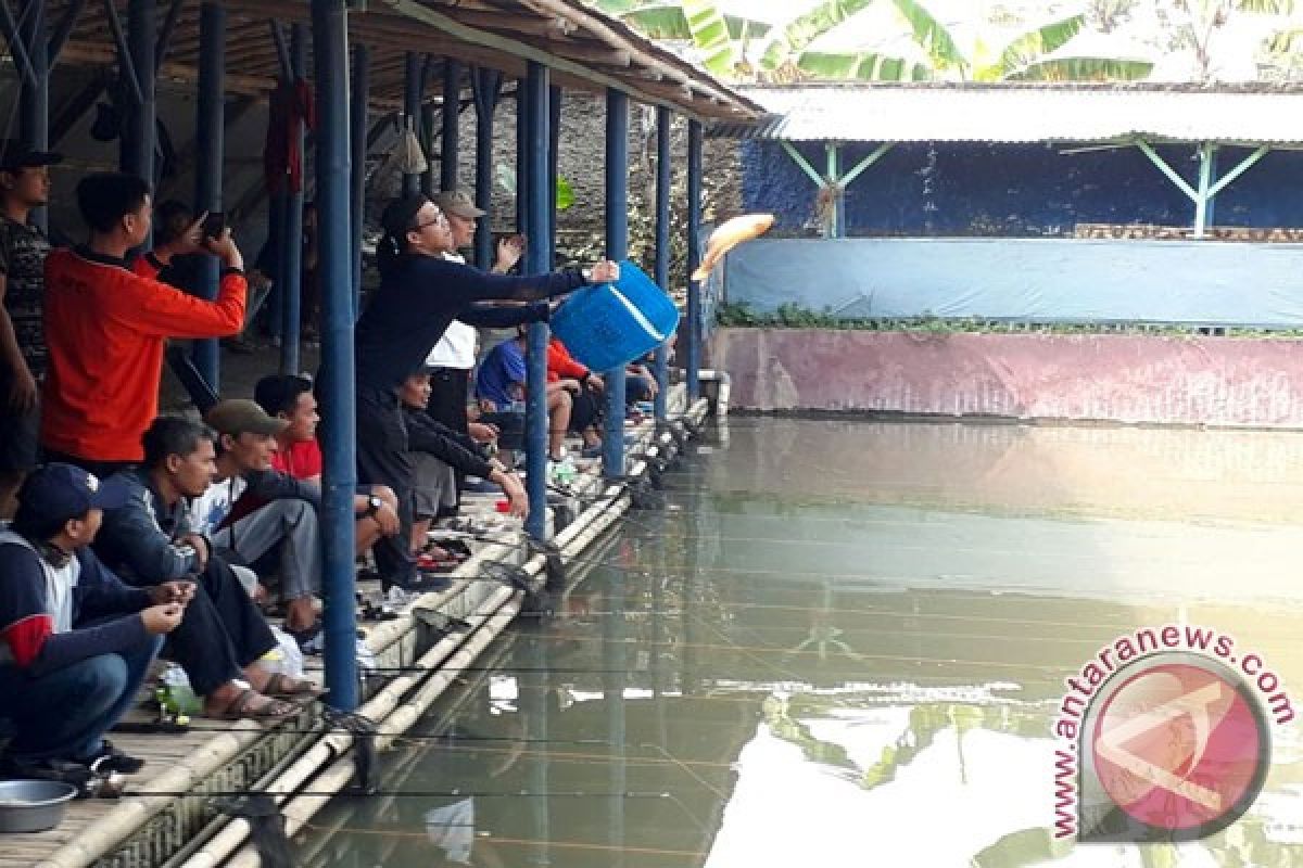 LKBN Antara Menggelar Lomba Mancing Meriahkan HUT RI (Video)