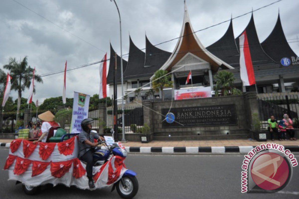 Meski Diguyur Hujan, Peserta Pawai Alegoris di Agam Tetap Semangat