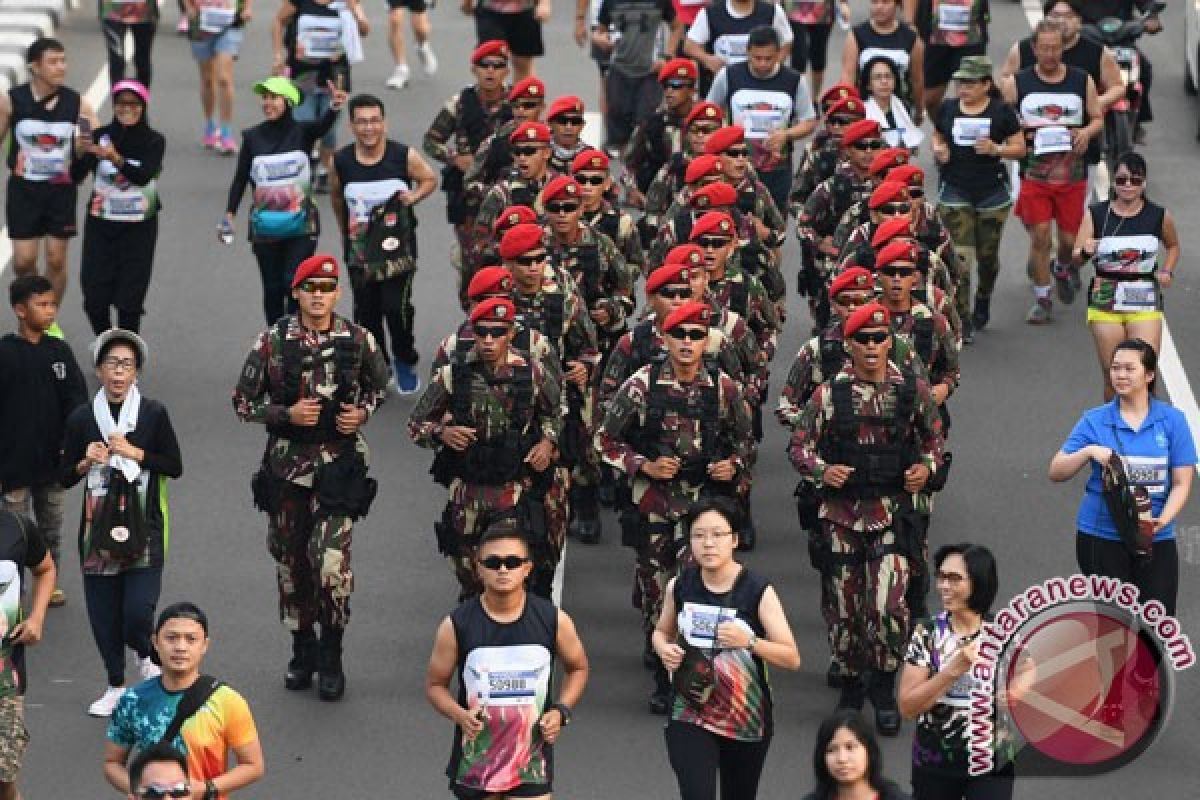 Danjen Kopassus Ikut Lomba Balap Karung