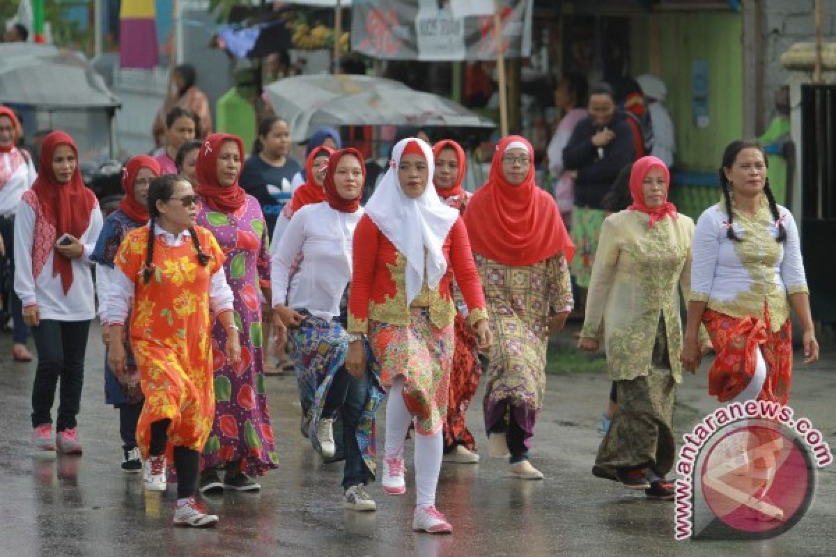 Ratusan Warga Gorontalo Ramaikan Gerak Jalan Unik 