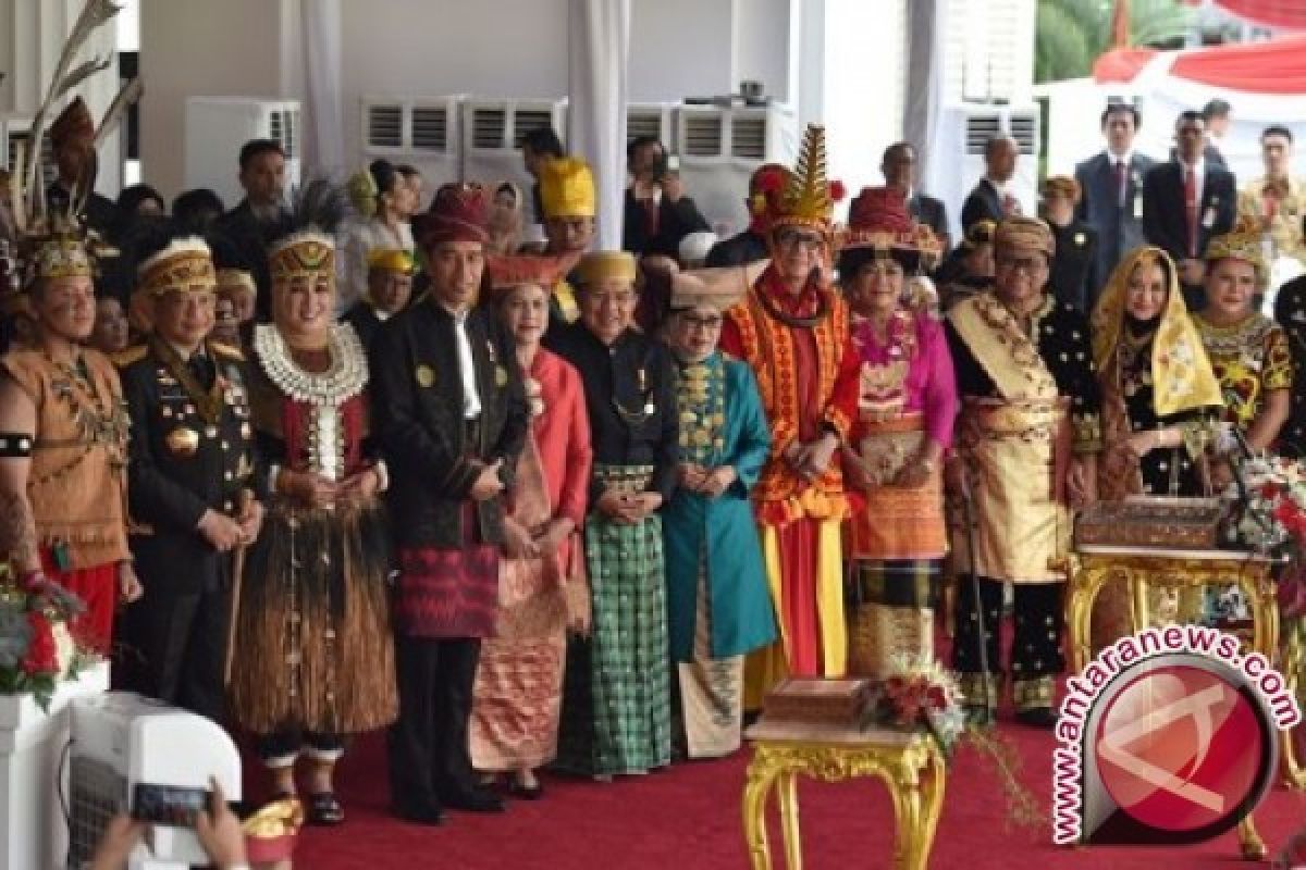 Perayaan Kemerdekaan Kenakan Busana Adat Cerminkan Kebhinekaan