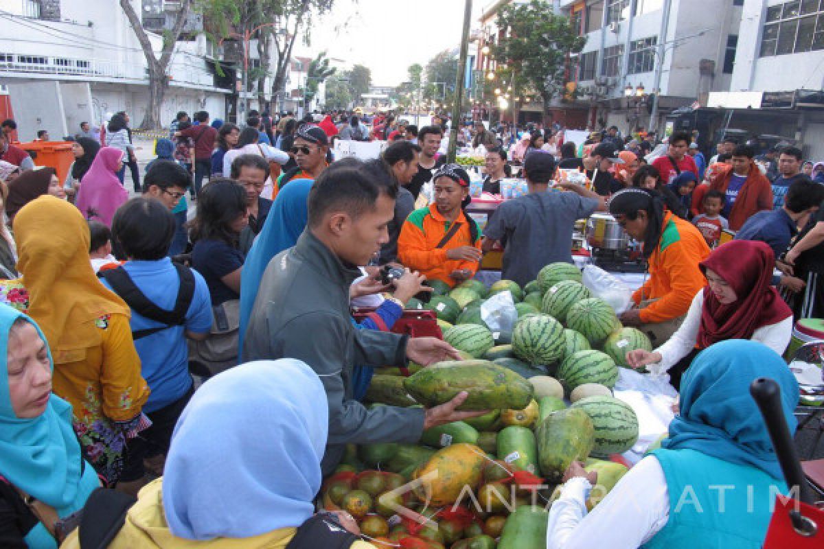 Diserbu Pengunjung, Pedagang Raup Keuntungan di Kuliner Angkringan Surabaya