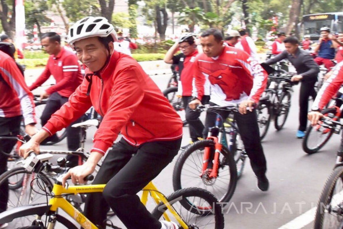 Serahkan Sertifikat Tanah, Jokowi Bersepeda ke Lokasi Acara (Video)
