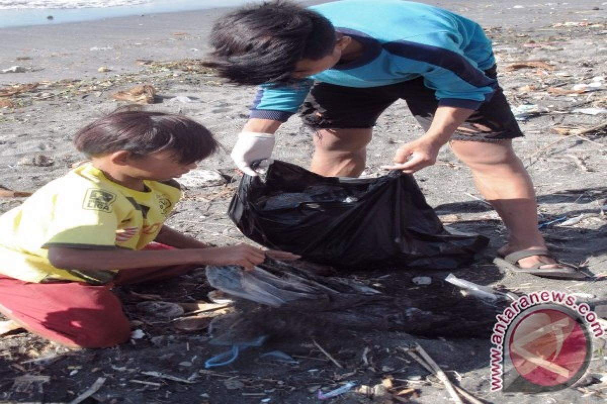 WCS Ajak Warga Lombok Timur Bersihkan Pantai dari Sampah