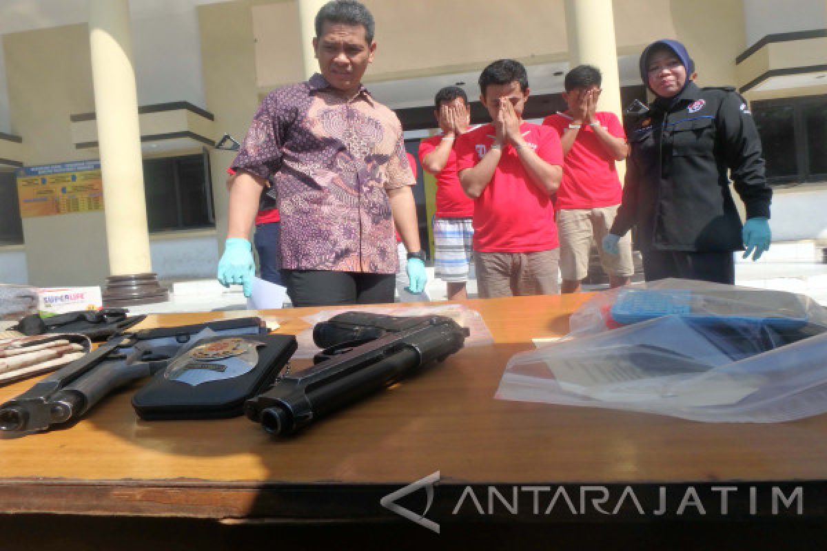 Polrestabes Surabaya Mengungkap Polisi Gadungan Pencuri Motor