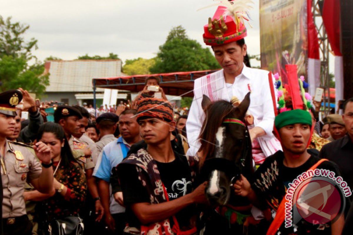 Kedatangan Presiden di Raja Ampat Disambut dengan Suling Tambur