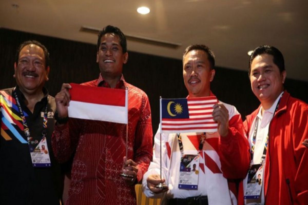  Menpora Malaysia Tarik Buku Merah Putih Terbalik