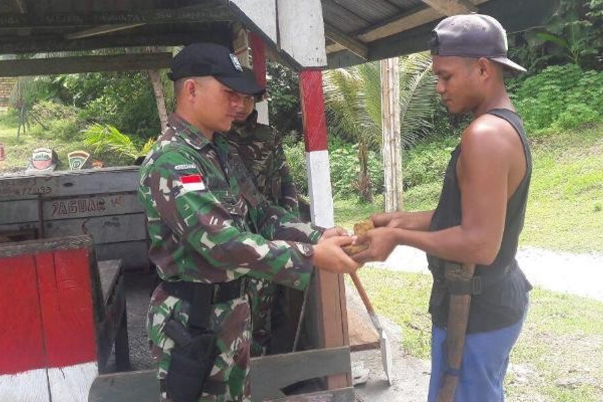 Warga perbatasan RI-PNG serahkan benda peninggalan Belanda ke TNI