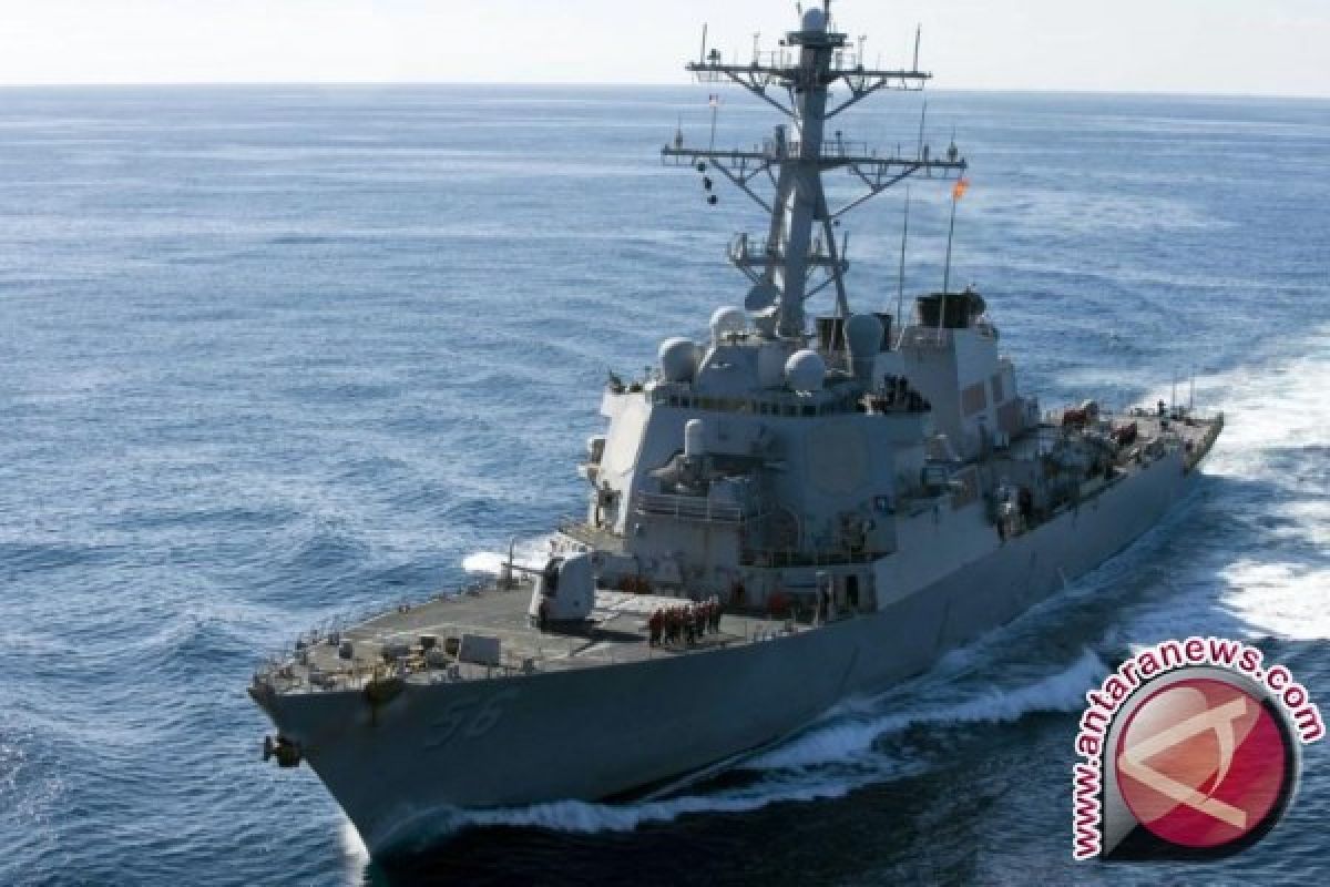 Kapal perang AS tabrak kapal minyak dekat Singapura, sepuluh pelaut hilang