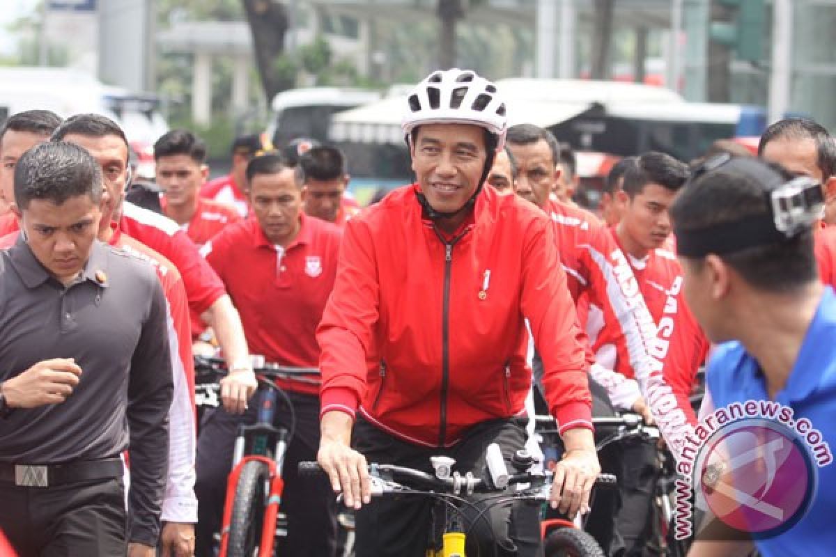 Presiden bersepeda serahkan sertifikat tanah ke warga