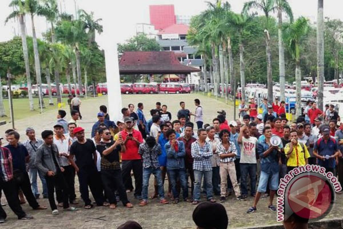 Sopir angkot demo datangi DPRD Sumsel 