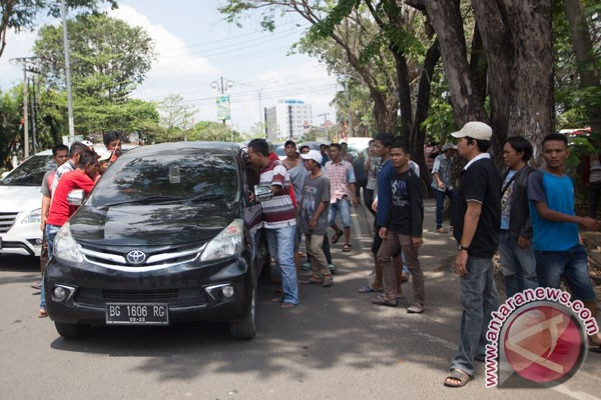 Sopir angkutan umum Sumsel datangi DPDR protes beroperasi angkutan online