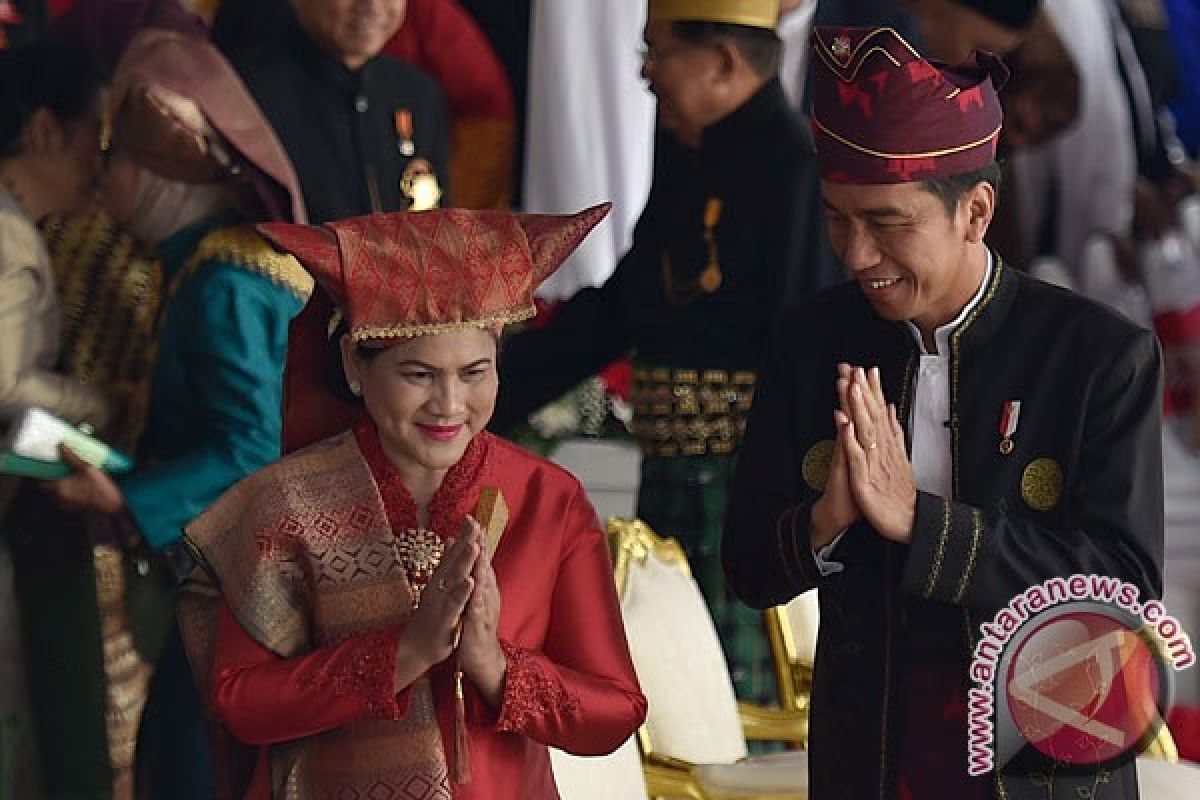 Pakaian Adat dan Personal "Branding" Jokowi