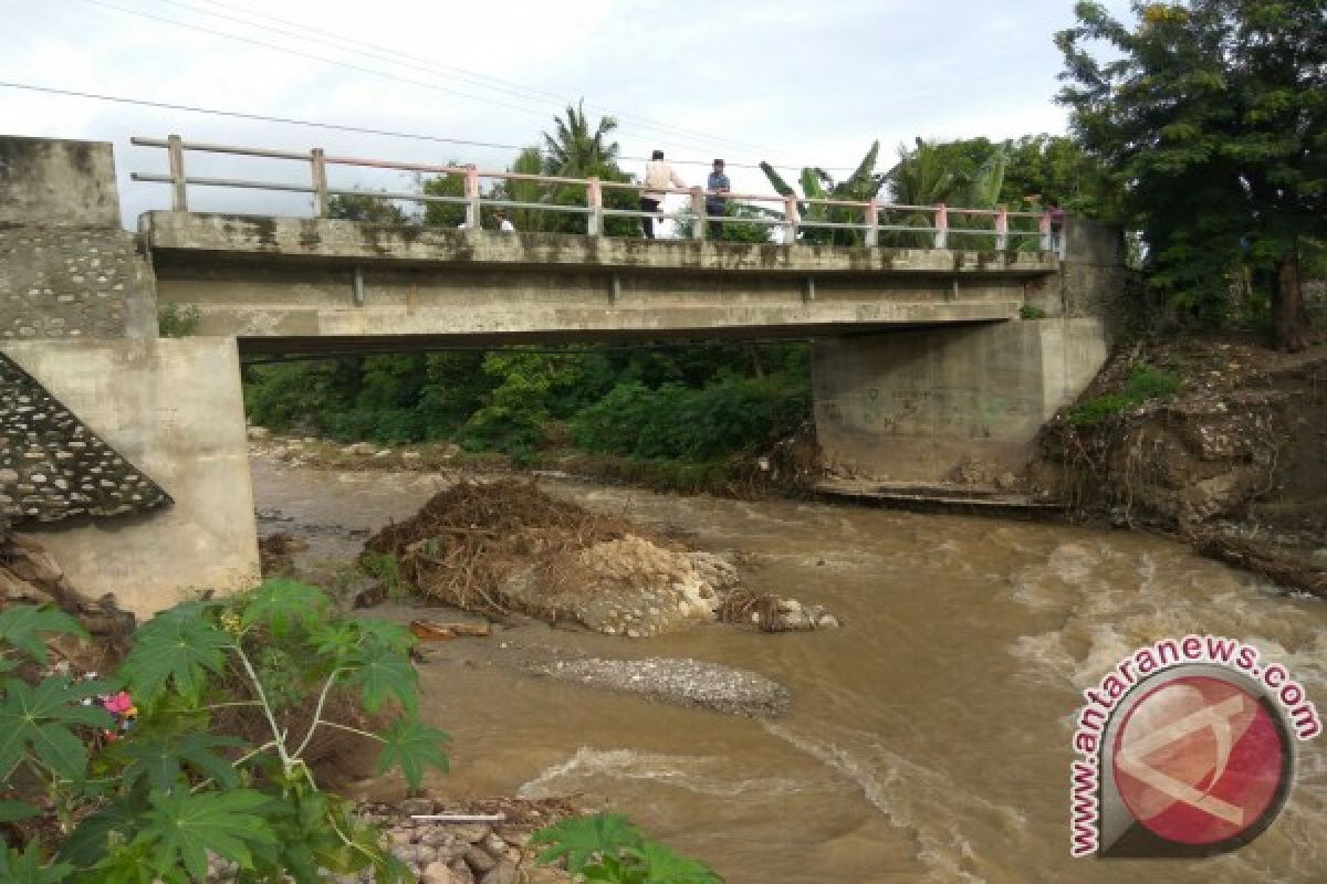 Warga Minta Pemerintah Tata Alur Sungai Pombewe
