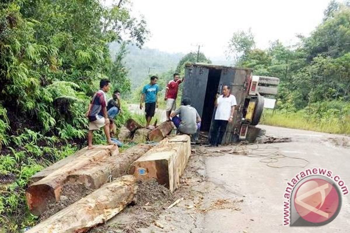 Truk Terbalik di Kurun Seberang, Diduga Akibat Muatan Kayu Berlebihan