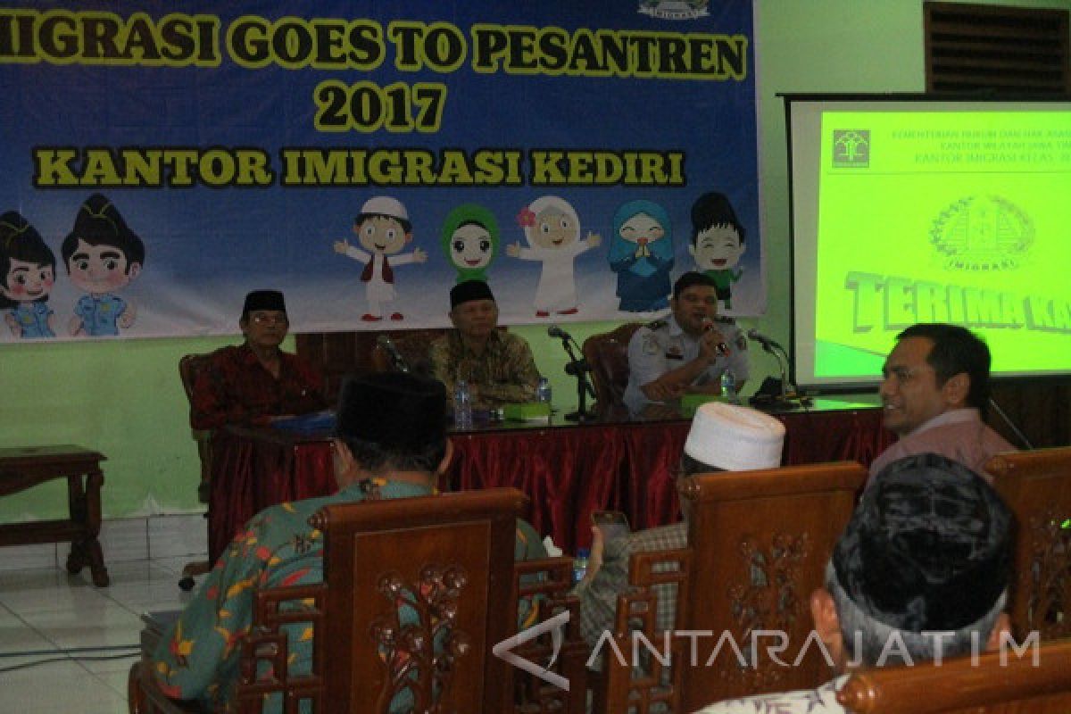 WNA di Kediri Banyak yang Tinggal di Pesantren 