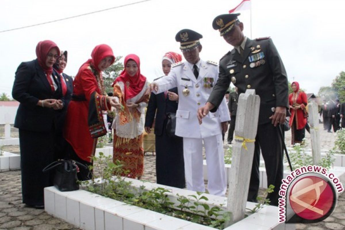 Bupati Ziarah ke  Taman Makam Pahlawan