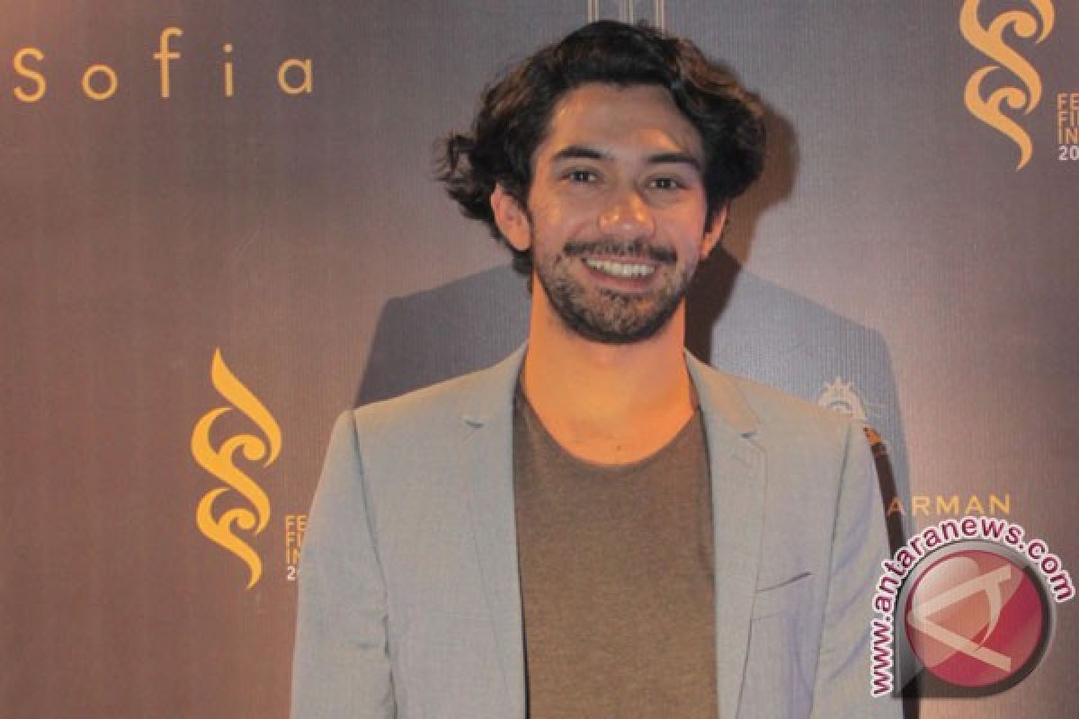 Reza Rahadian lebih suka berkumis dan berjenggot