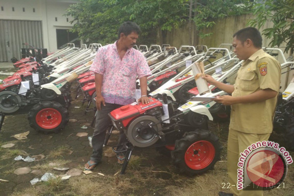 Agam Serahkan 130 Alsintan Kepada Kelompok Tani 