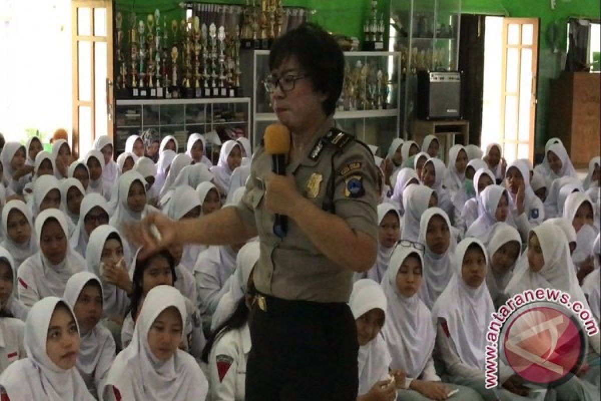 Polwan Tanbu Berikan Wawasan Kebangsaan Ke Pelajar 