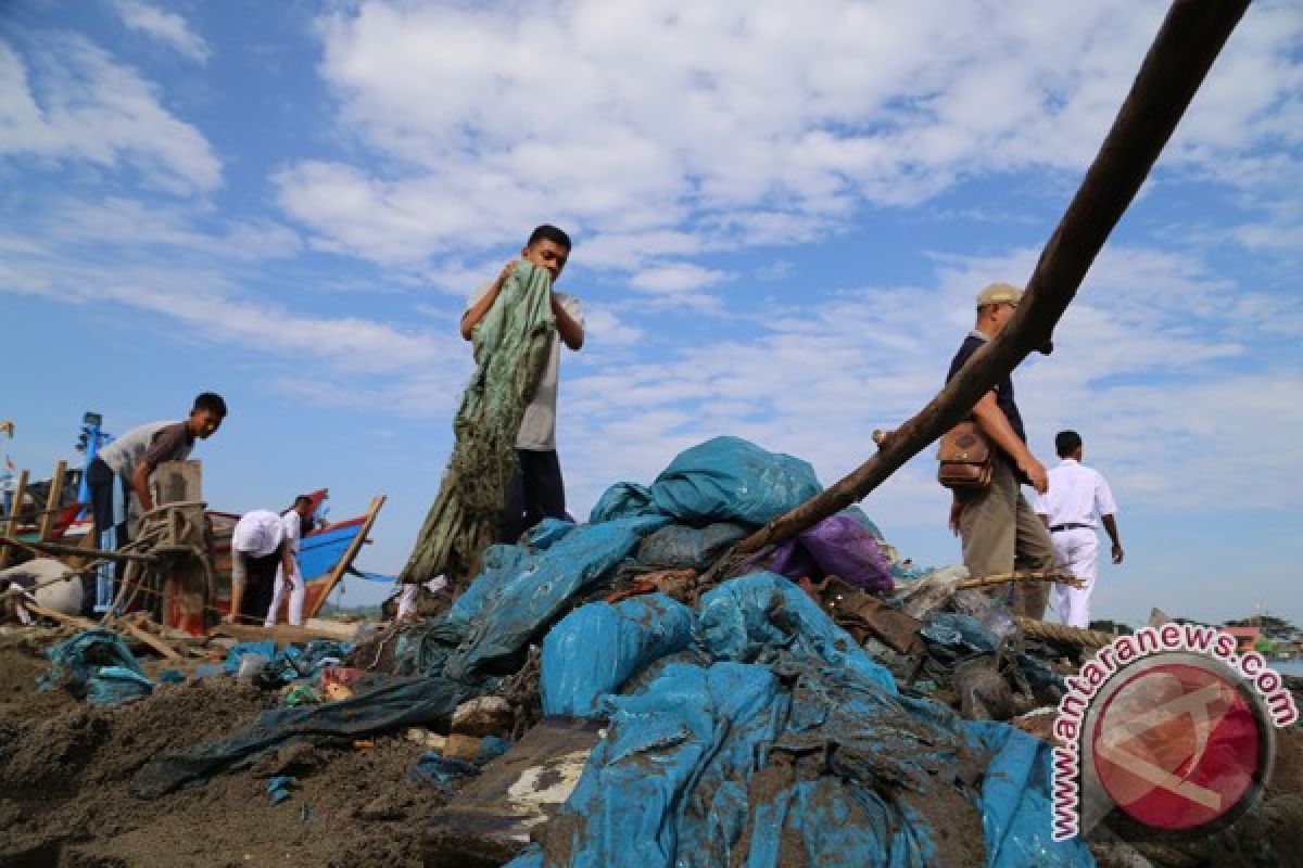 TNI dan nelayan gotong royong bersihkan pantai