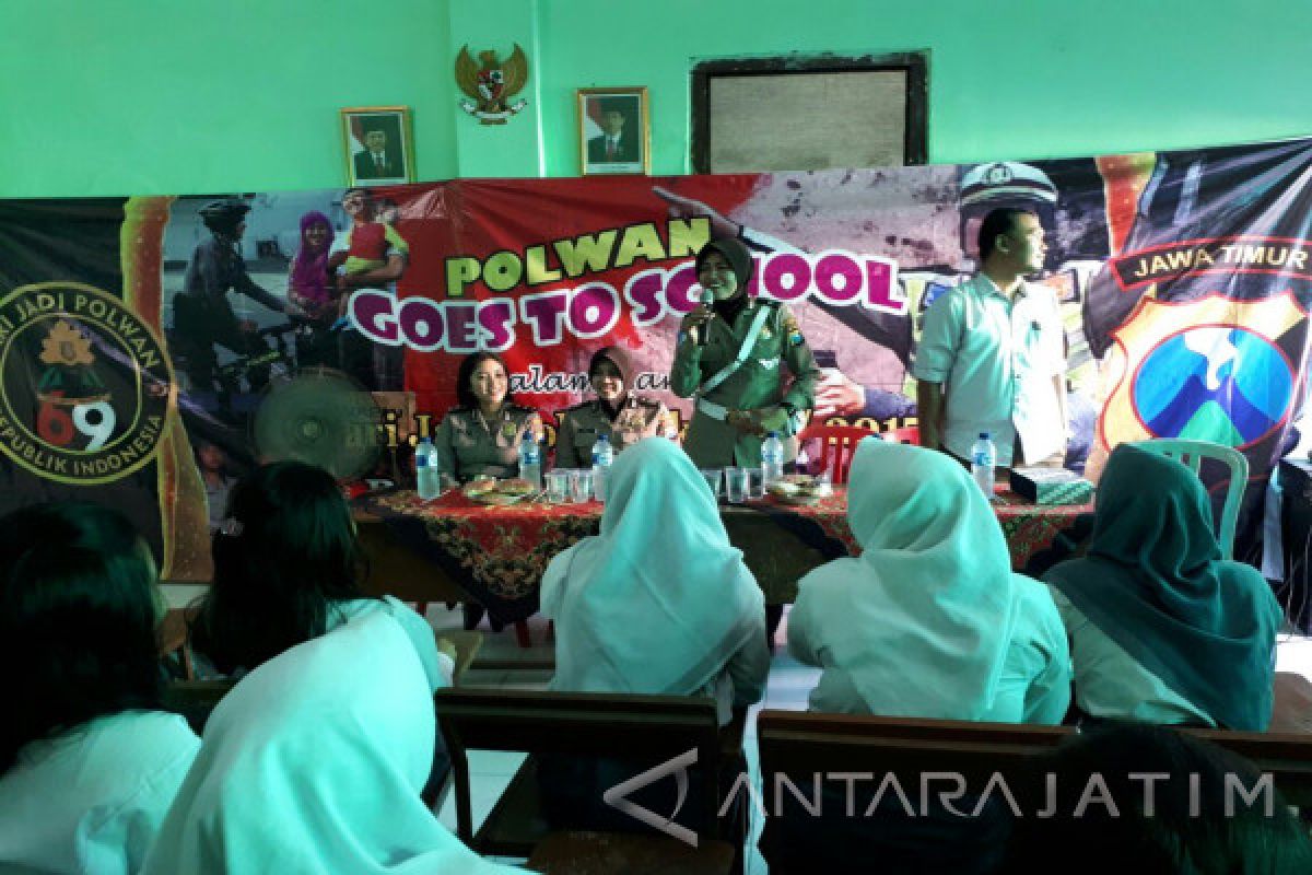 Polwan Surabaya Masuk Sekolah Sampaikan Pesan Keamanan
