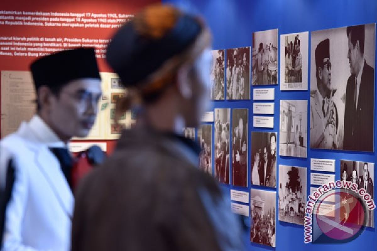 Hoaks! Ayah Rizieq Shihab dalam foto bersama Soekarno dan Soedirman