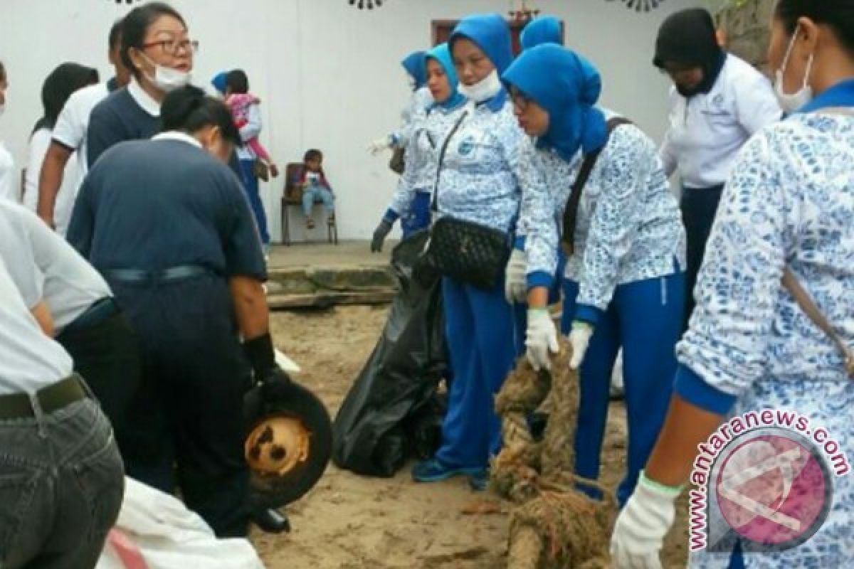 Lanal Karimun Bersihkan Laut dan Pantai