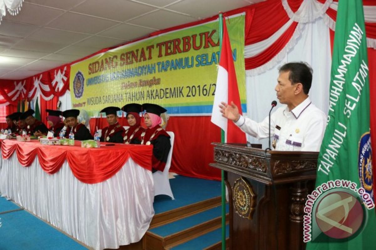 Bupati Tapsel Hadiri Wisuda Sarjana UMTS