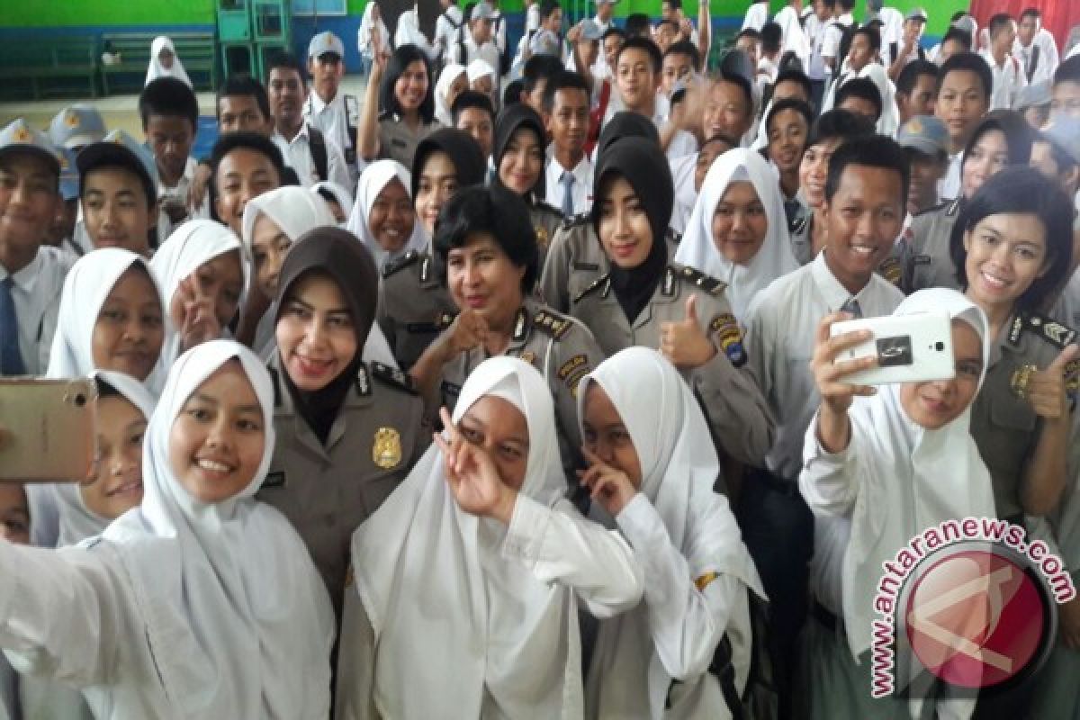 Polwan Polda Kalsel Serentak Kunjungi 25 Sekolah 