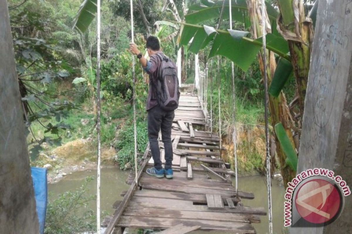 Jembatan Gantung Kampung Jawa Rusak Berat