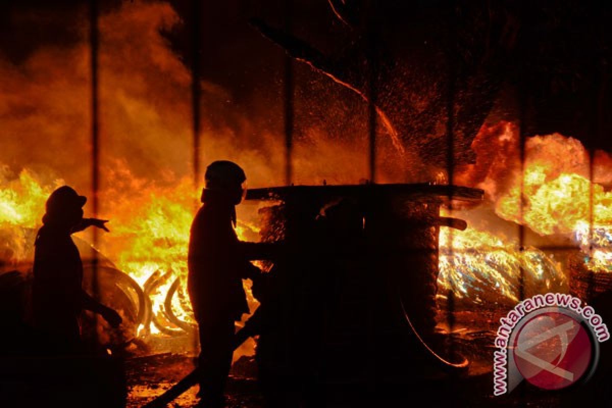 Pasar Guna Karya Kalideres terbakar