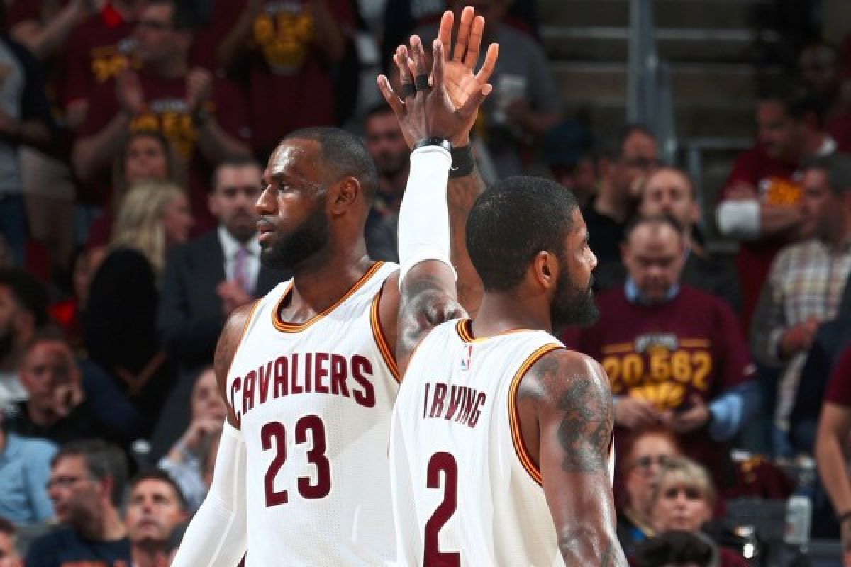 Cara LeBron James antar kepergian Irving