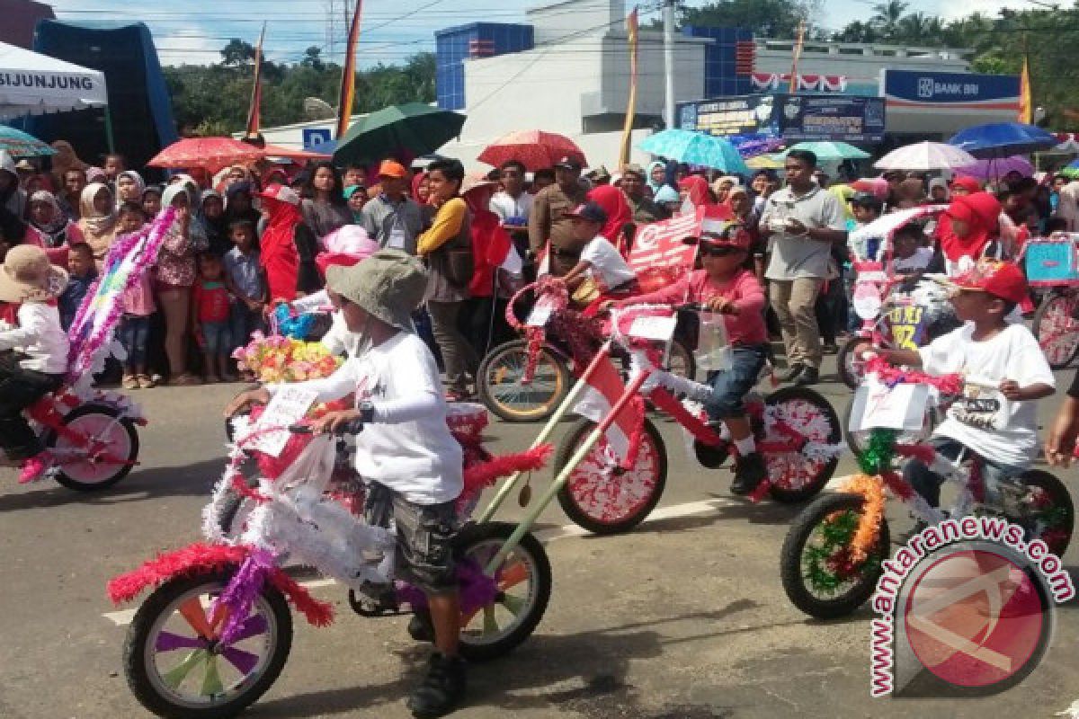 Ribuan Orang Ikut Meriahkan Pawai HUT RI di Sijunjung