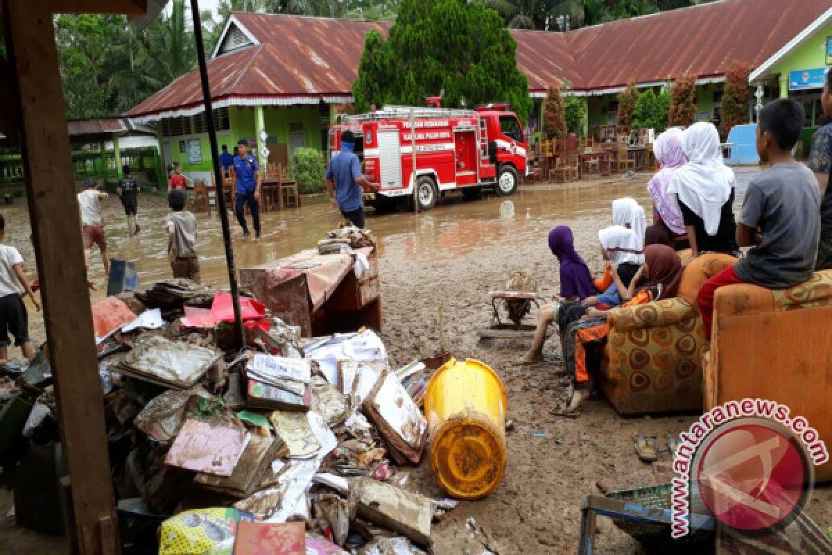 Tim Fokus Membersihkan Fasilitas Umum Terdampak Banjir