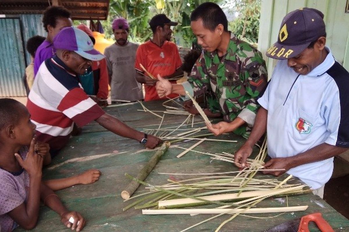 Prajurit TNI latih warga perbatasan buat kipas berbahan bambu