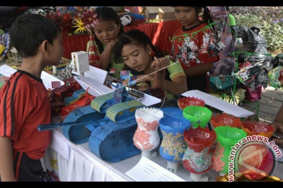 Puluhan anak Denpasar belajar seni mengolah sampah