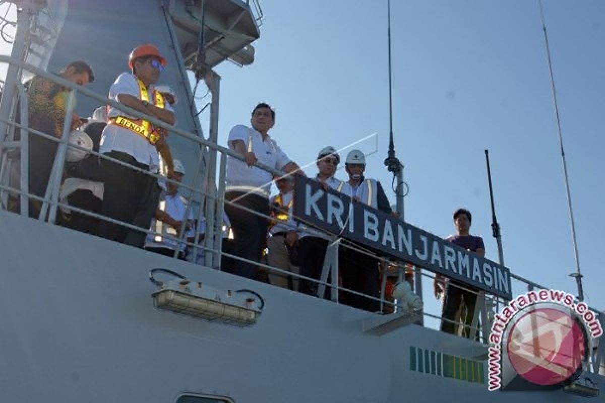 Menko Kemaritiman Meninjau KRI Banjarmasin-592 (video)