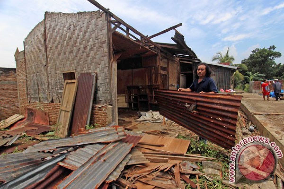 Angin kencang rusak puluhan rumah di Lombok Tengah